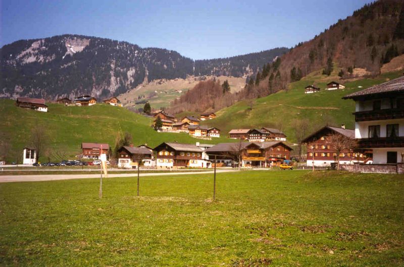 Blick vom Landeplatz zur Talstation (hinter den Häusern in der Mitte)